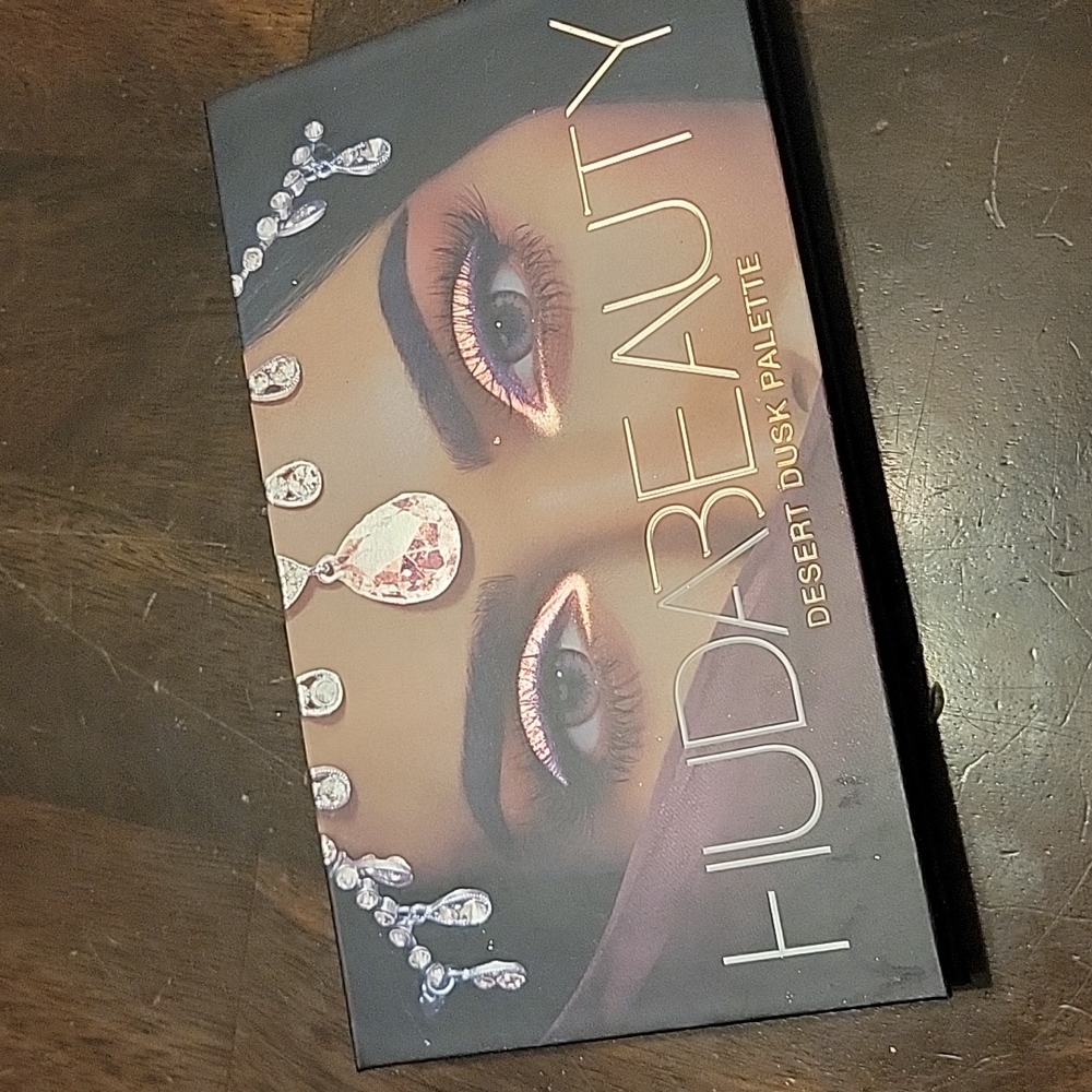 HudaBeauty Desert Dusk palette